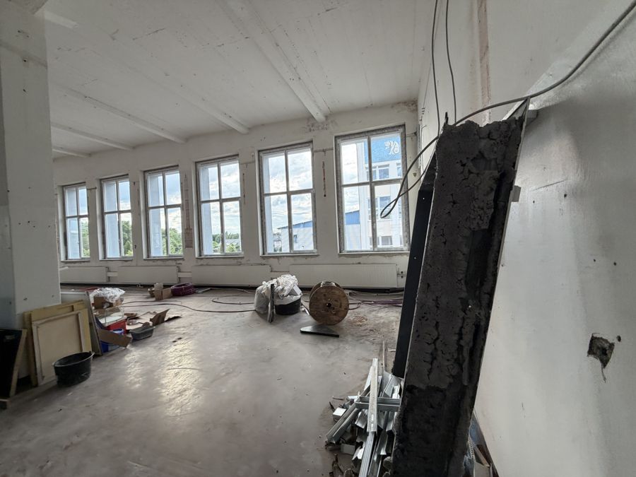 Raumhohe Fensterbänder, Fläche im Ausbau