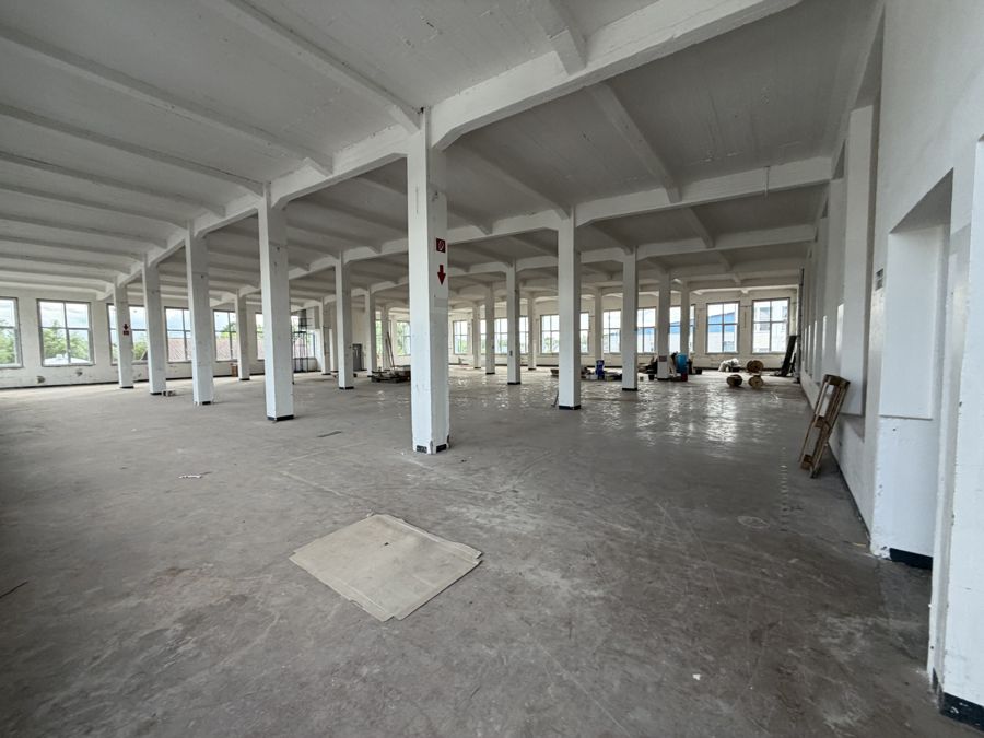 Halle mit historischem Stützenraster