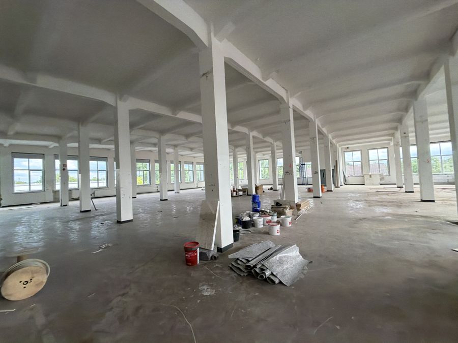 Weite Etage Richtung Fensterfront