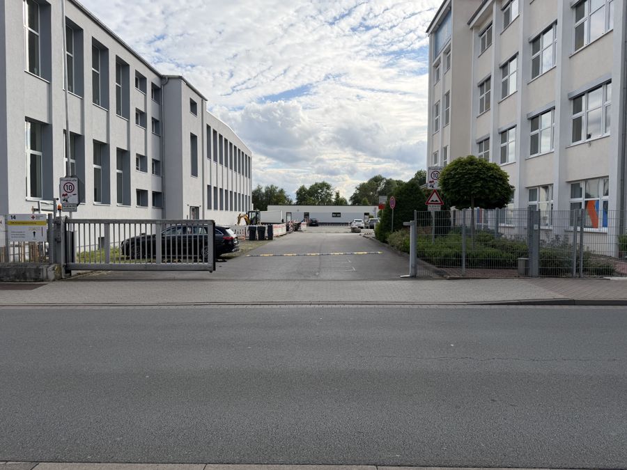Hoffmannstraße 16 – Zufahrt Straßenseite